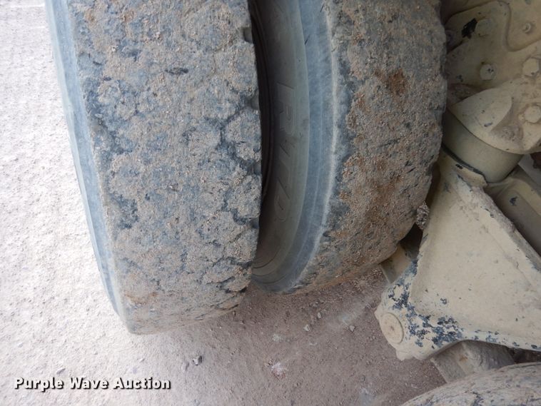 image for item EC9164 1979 Ford 9000 flatbed truck