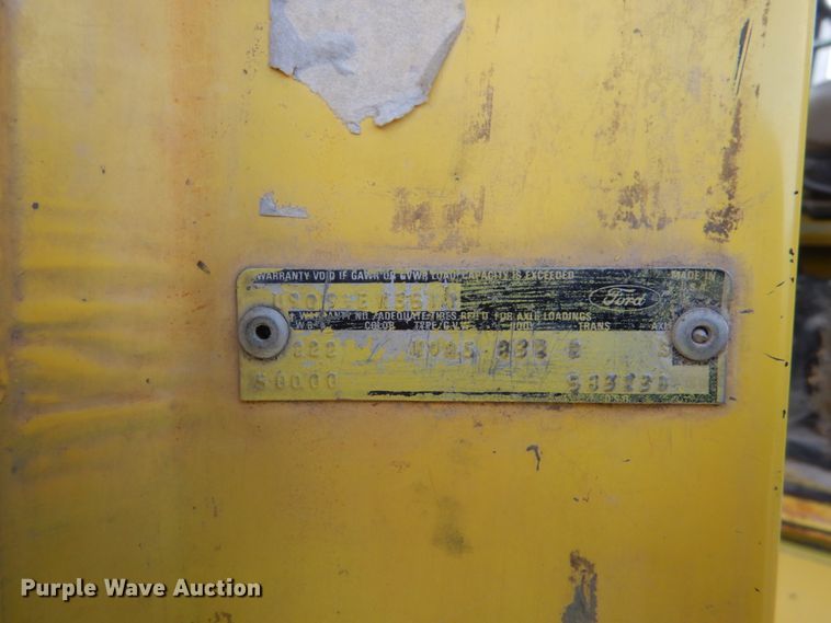 image for item EC9164 1979 Ford 9000 flatbed truck