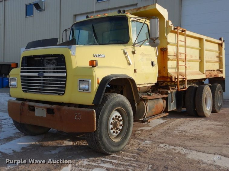 image for item EC9167 1991 Ford LT9000 dump truck