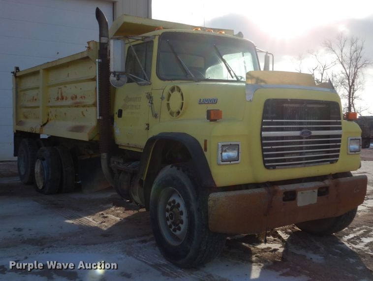 image for item EC9167 1991 Ford LT9000 dump truck