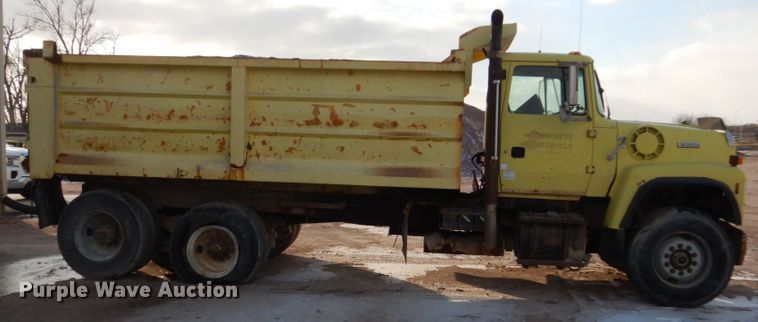 image for item EC9167 1991 Ford LT9000 dump truck