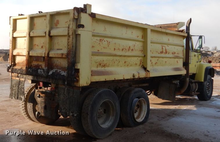 image for item EC9167 1991 Ford LT9000 dump truck