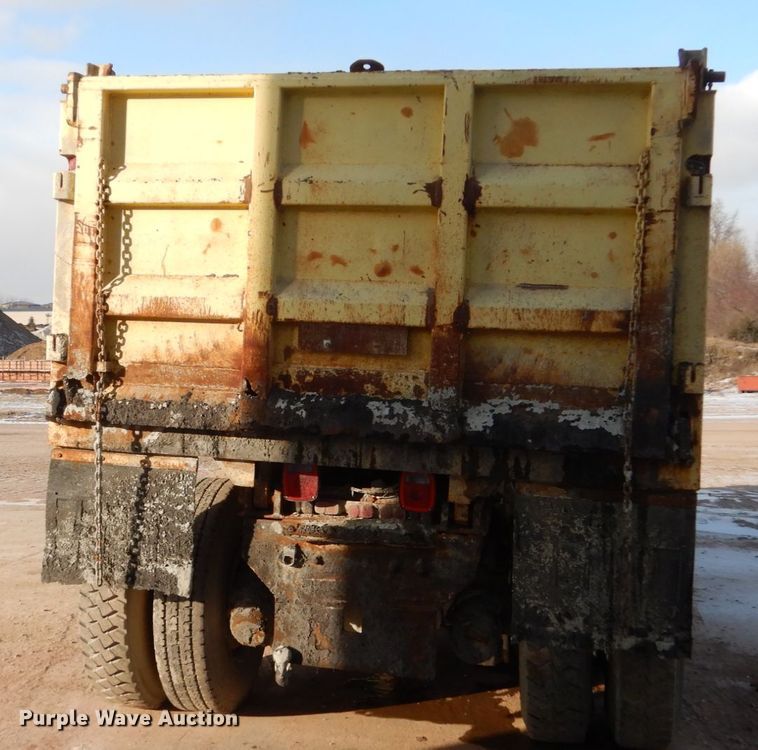 image for item EC9167 1991 Ford LT9000 dump truck
