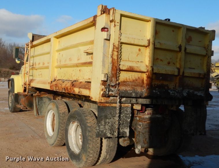 image for item EC9167 1991 Ford LT9000 dump truck