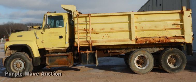 image for item EC9167 1991 Ford LT9000 dump truck
