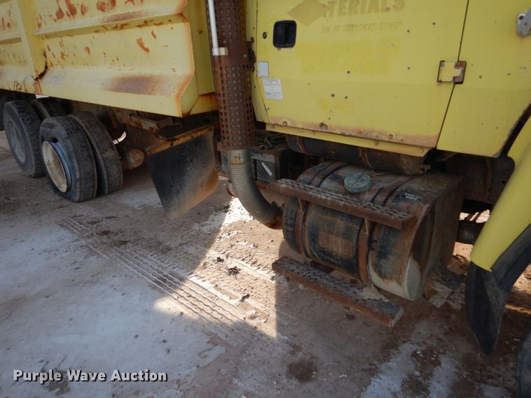 image for item EC9167 1991 Ford LT9000 dump truck