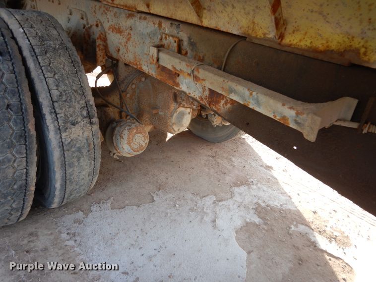 image for item EC9167 1991 Ford LT9000 dump truck