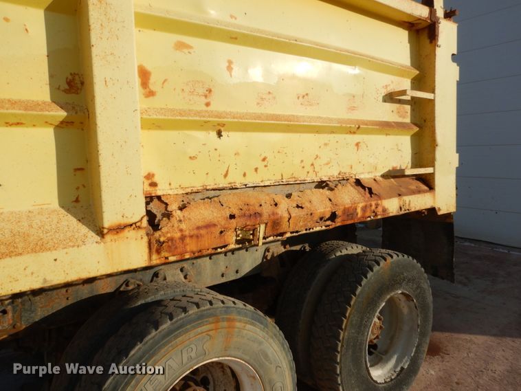 image for item EC9167 1991 Ford LT9000 dump truck