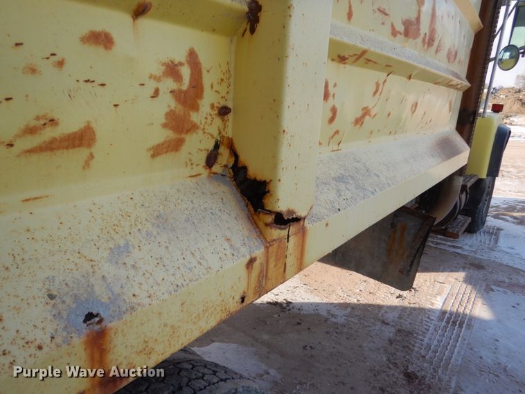 image for item EC9167 1991 Ford LT9000 dump truck