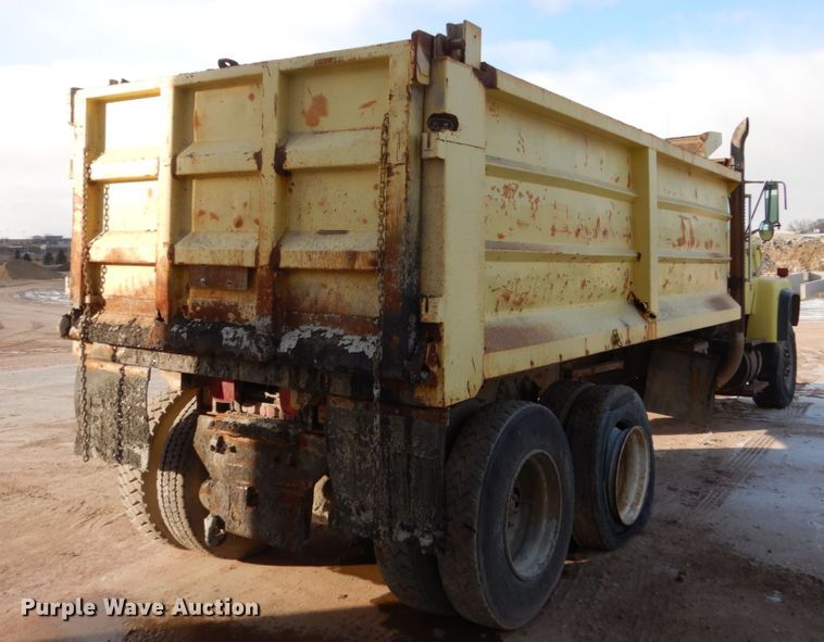 image for item EC9167 1991 Ford LT9000 dump truck