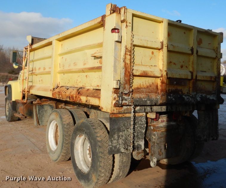 image for item EC9167 1991 Ford LT9000 dump truck