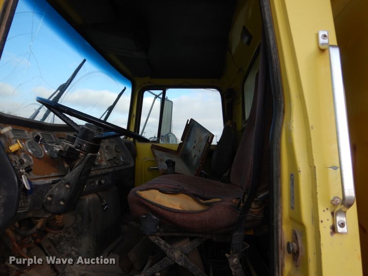 image for item EC9167 1991 Ford LT9000 dump truck