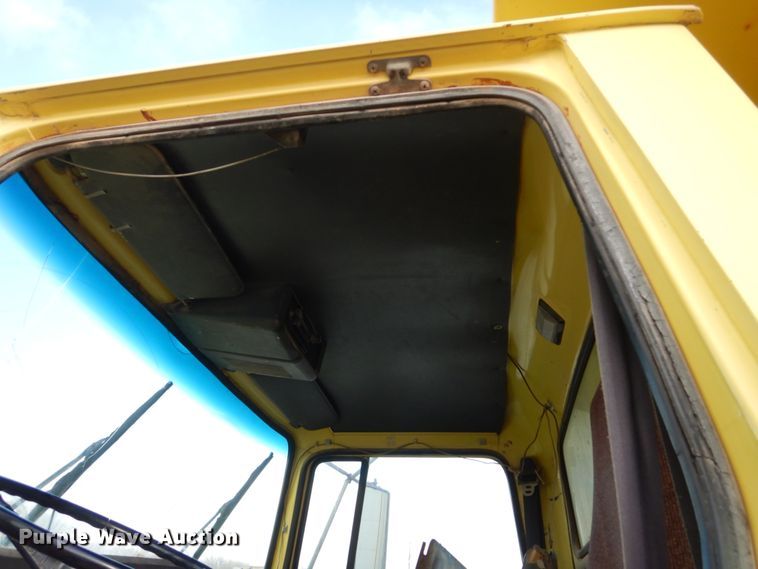 image for item EC9167 1991 Ford LT9000 dump truck