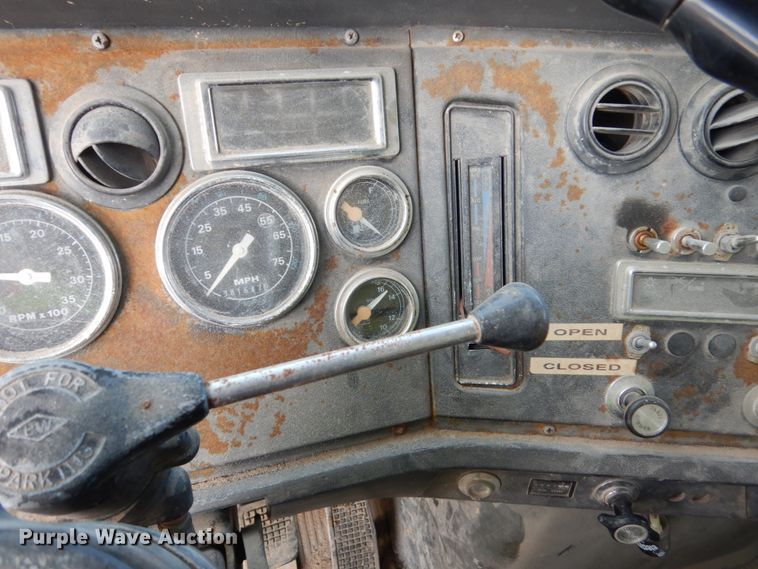 image for item EC9167 1991 Ford LT9000 dump truck