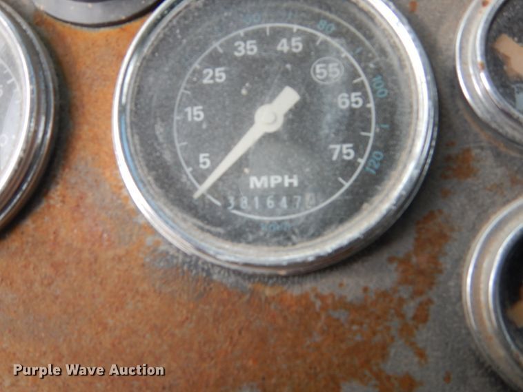 image for item EC9167 1991 Ford LT9000 dump truck