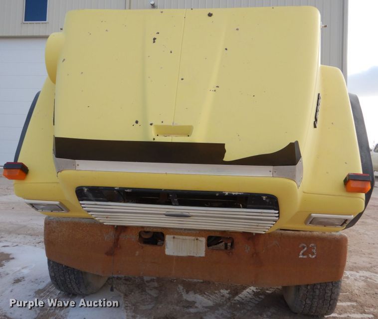 image for item EC9167 1991 Ford LT9000 dump truck