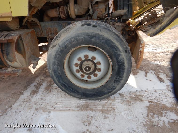 image for item EC9167 1991 Ford LT9000 dump truck