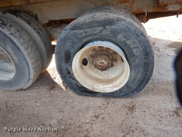 image for item EC9167 1991 Ford LT9000 dump truck