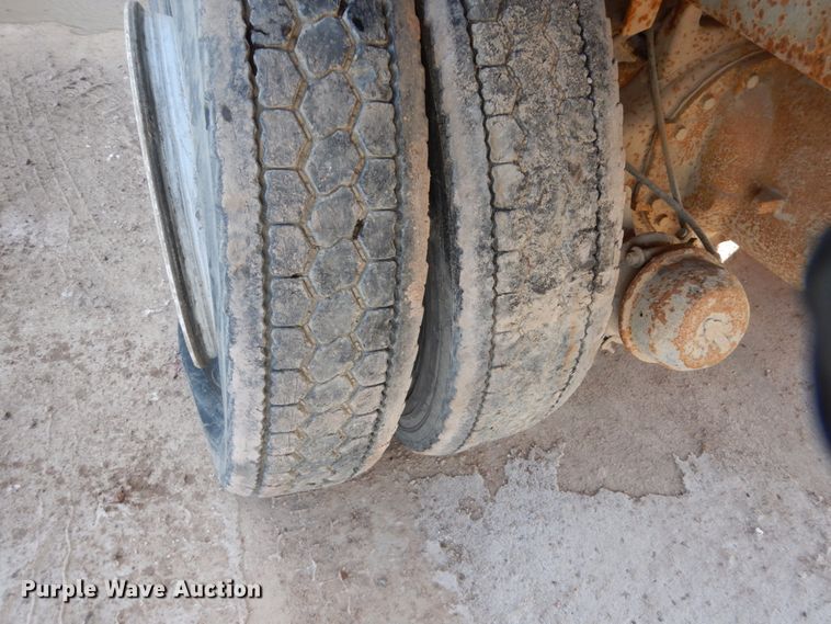 image for item EC9167 1991 Ford LT9000 dump truck