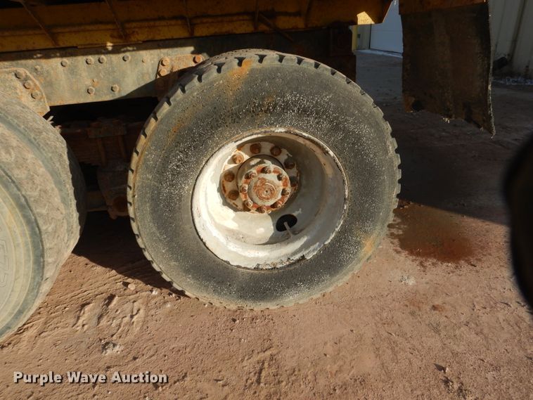 image for item EC9167 1991 Ford LT9000 dump truck