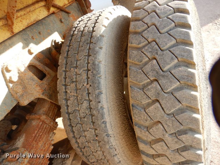 image for item EC9167 1991 Ford LT9000 dump truck