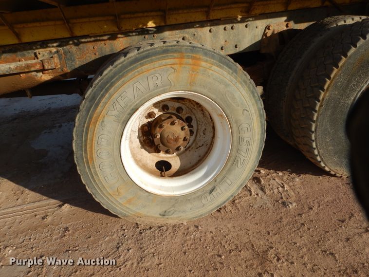 image for item EC9167 1991 Ford LT9000 dump truck