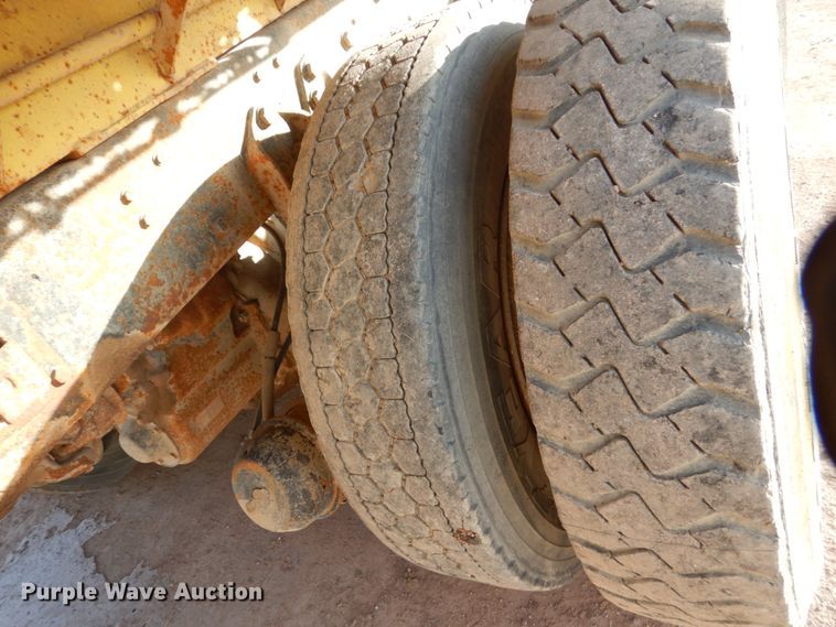 image for item EC9167 1991 Ford LT9000 dump truck