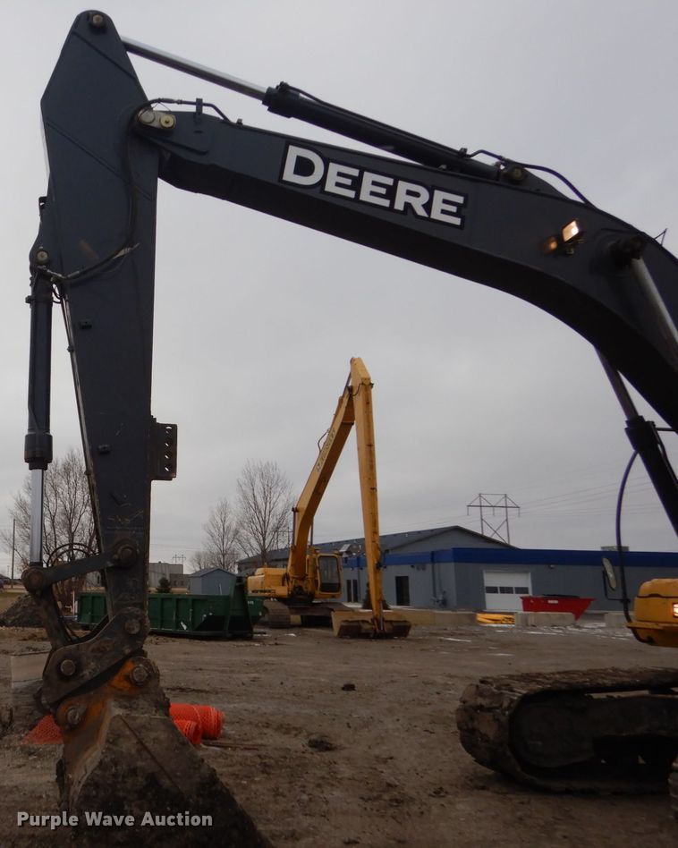 image for item EC9236 2006 John Deere 240D LC excavator