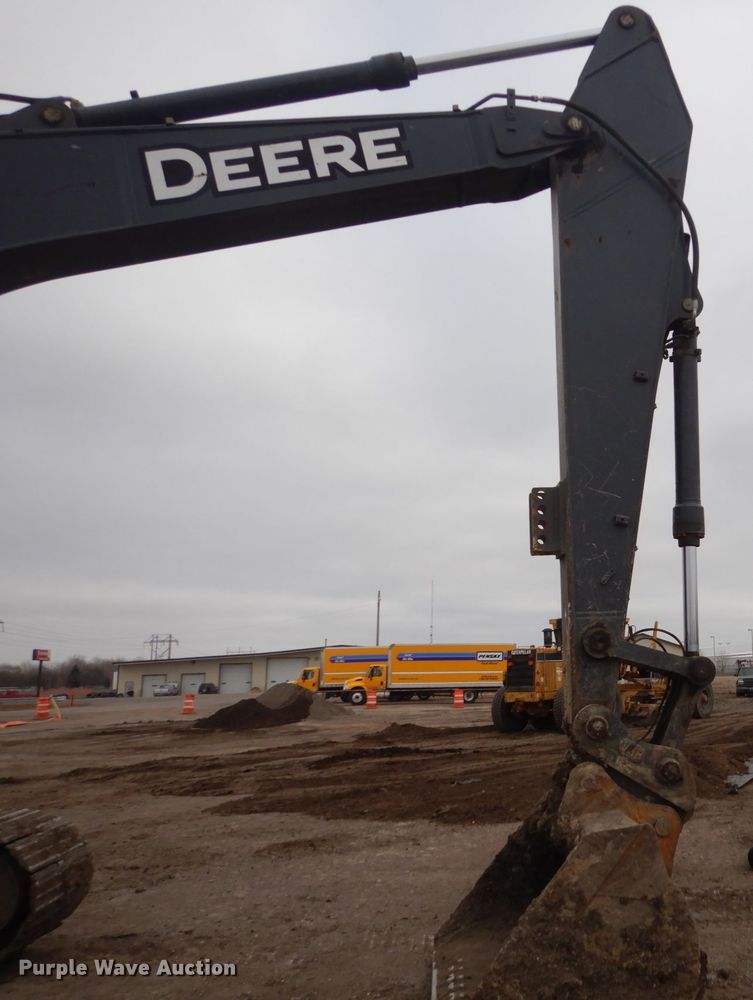 image for item EC9236 2006 John Deere 240D LC excavator