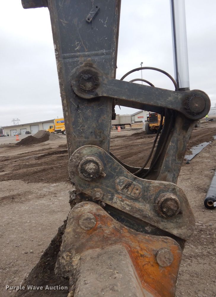 image for item EC9236 2006 John Deere 240D LC excavator