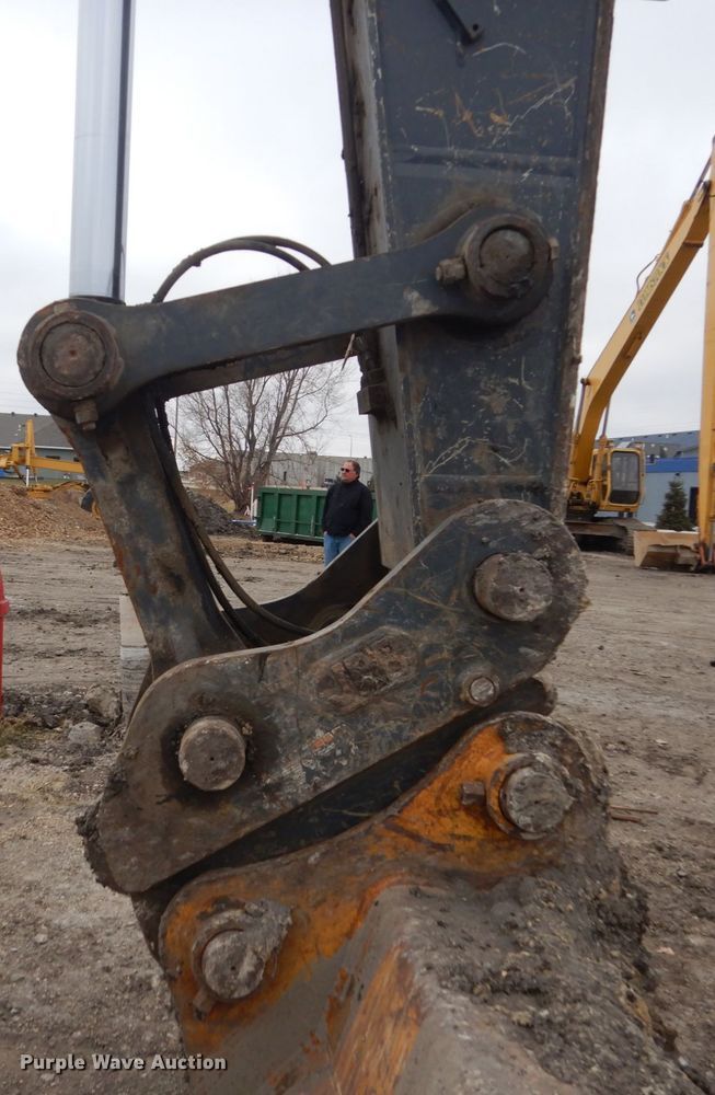 image for item EC9236 2006 John Deere 240D LC excavator