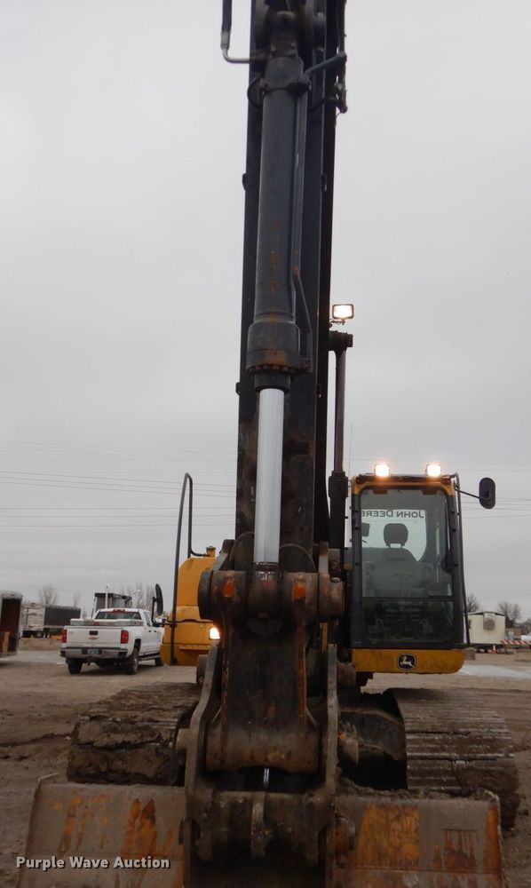 image for item EC9236 2006 John Deere 240D LC excavator