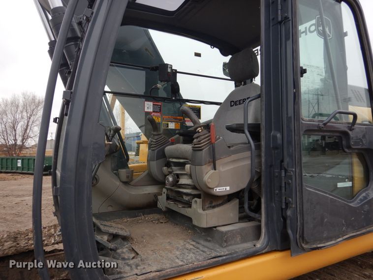 image for item EC9236 2006 John Deere 240D LC excavator