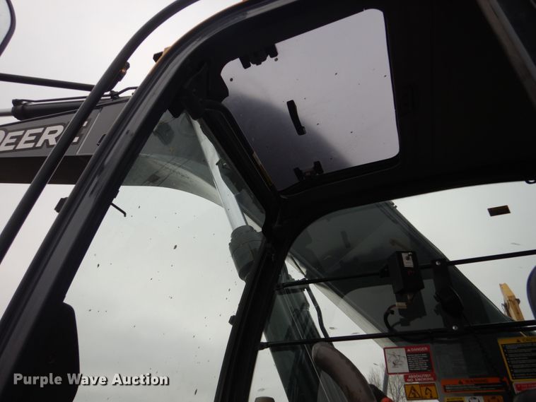 image for item EC9236 2006 John Deere 240D LC excavator