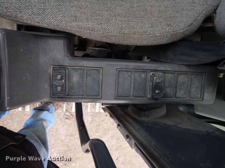 image for item EC9236 2006 John Deere 240D LC excavator