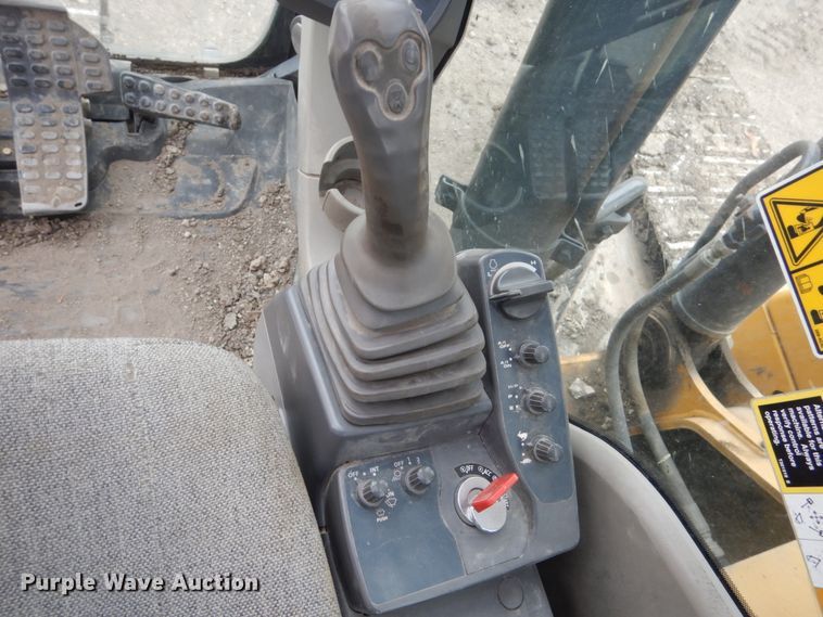 image for item EC9236 2006 John Deere 240D LC excavator