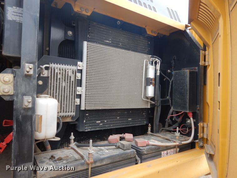 image for item EC9236 2006 John Deere 240D LC excavator