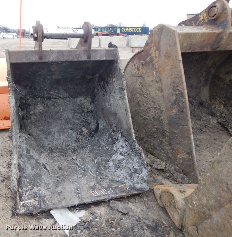 image for item EC9236 2006 John Deere 240D LC excavator