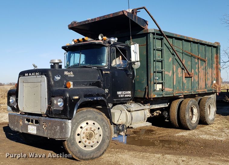 image for item ET9992 1985 Mack RS686LS dump truck