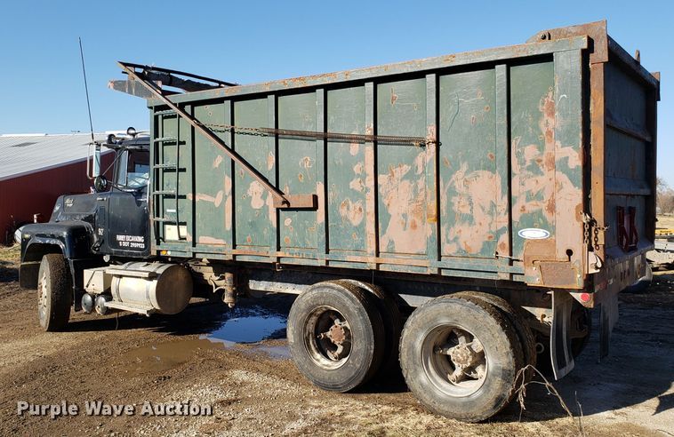 image for item ET9992 1985 Mack RS686LS dump truck