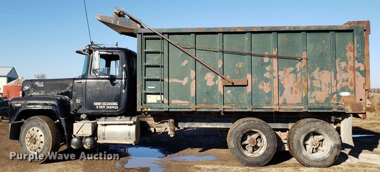 image for item ET9992 1985 Mack RS686LS dump truck