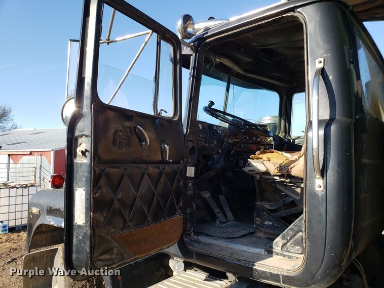 image for item ET9992 1985 Mack RS686LS dump truck