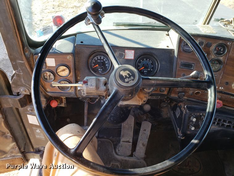 image for item ET9992 1985 Mack RS686LS dump truck