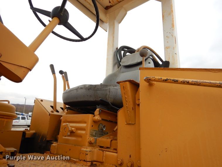 image for item FA9907 International elevating scraper