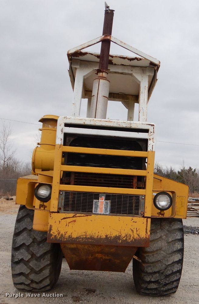 image for item FA9908 1982 International 412B elevating scraper