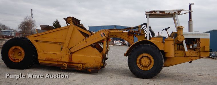 image for item FA9908 1982 International 412B elevating scraper