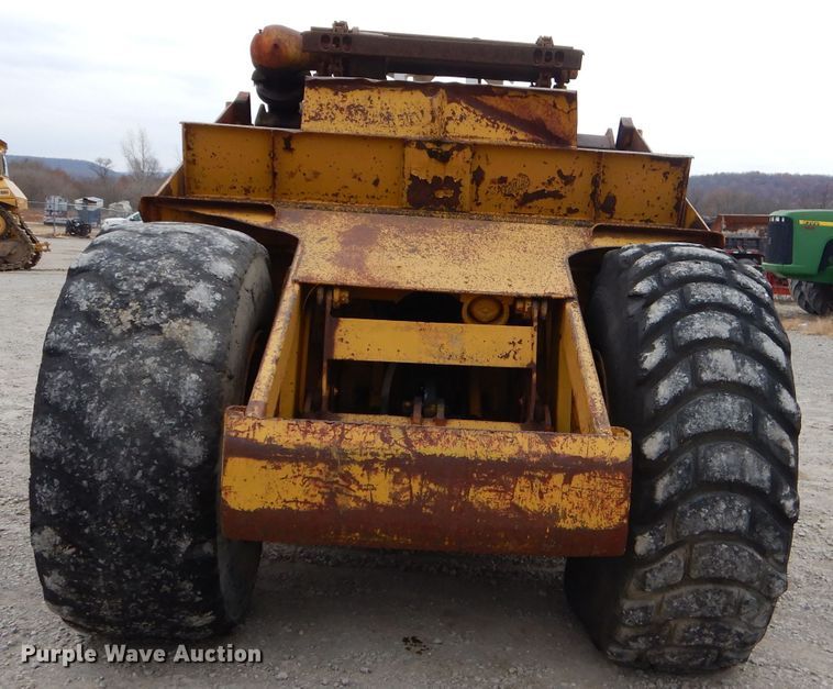 image for item FA9908 1982 International 412B elevating scraper