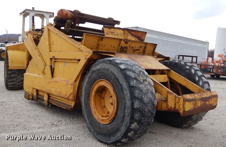 image for item FA9908 1982 International 412B elevating scraper