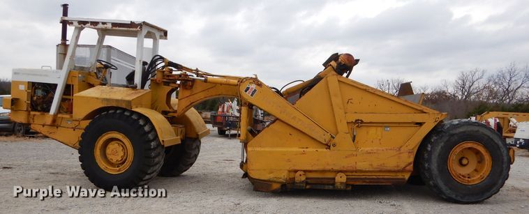 image for item FA9908 1982 International 412B elevating scraper