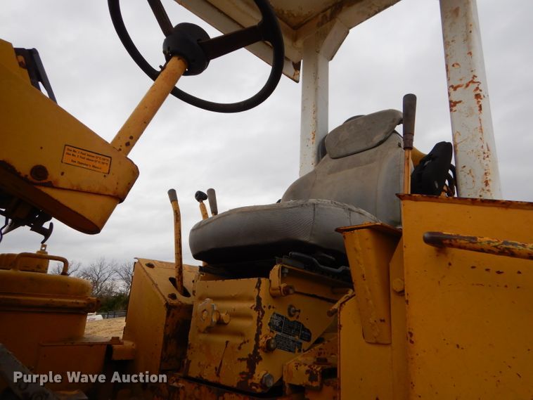 image for item FA9908 1982 International 412B elevating scraper